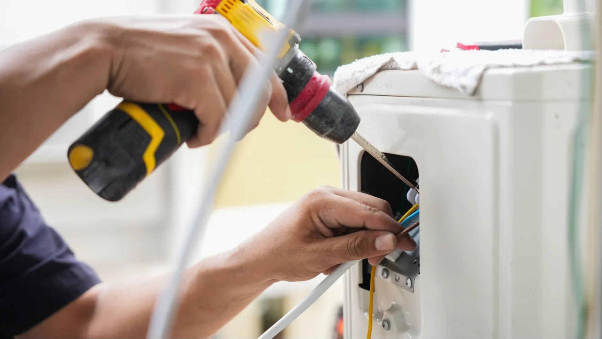 Eexpert working on emergency furnace repair