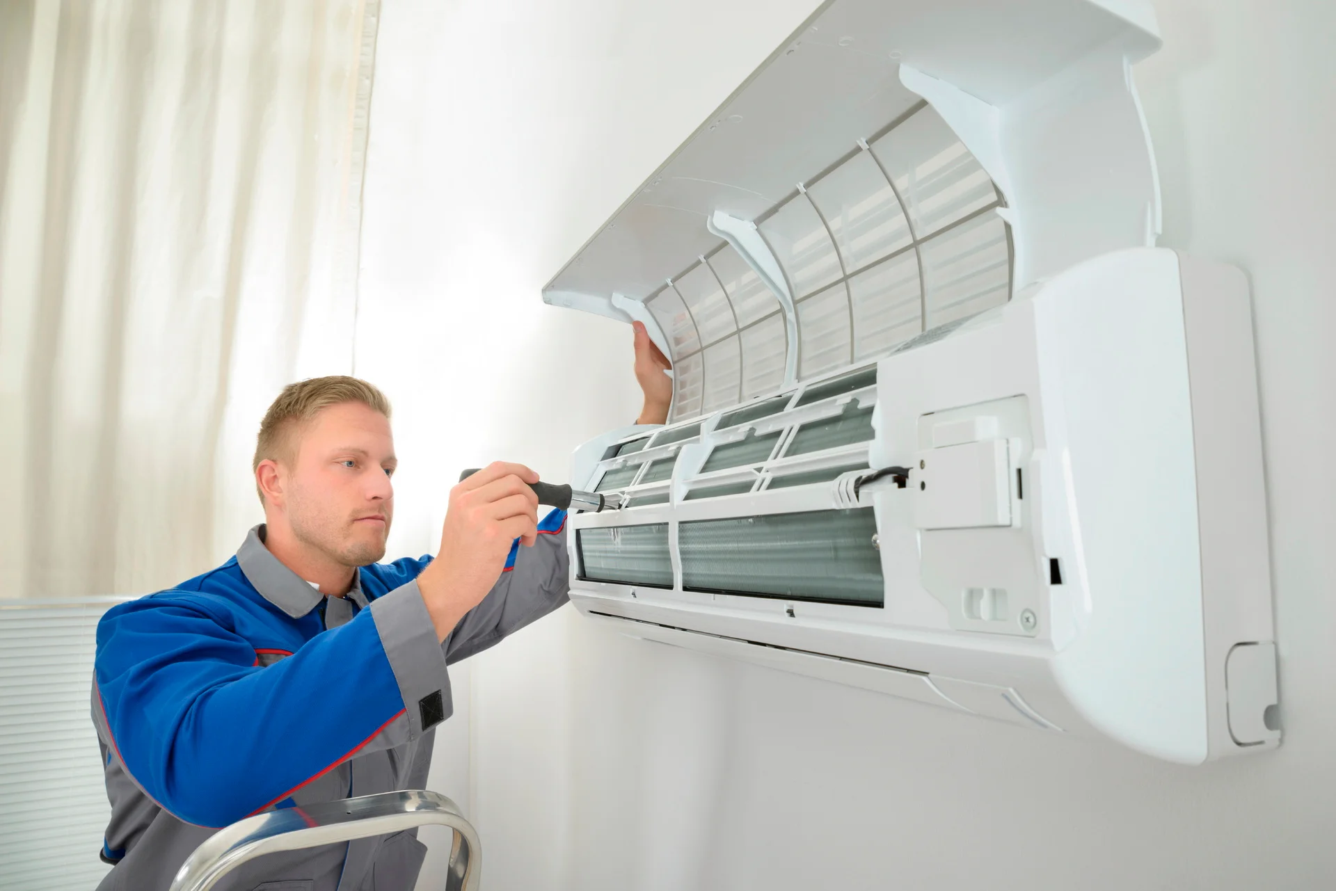 Techs_and_Plumbers_Air_Conditioner_Installing_Technician_Service_Repairing_1920x1281